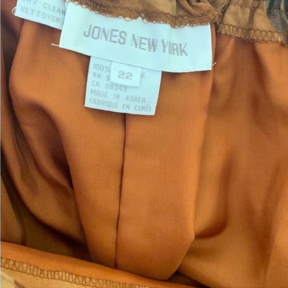 Jones New York women 100% silk skirt size 22
Lined, two side pockets - Picture 4 of 10